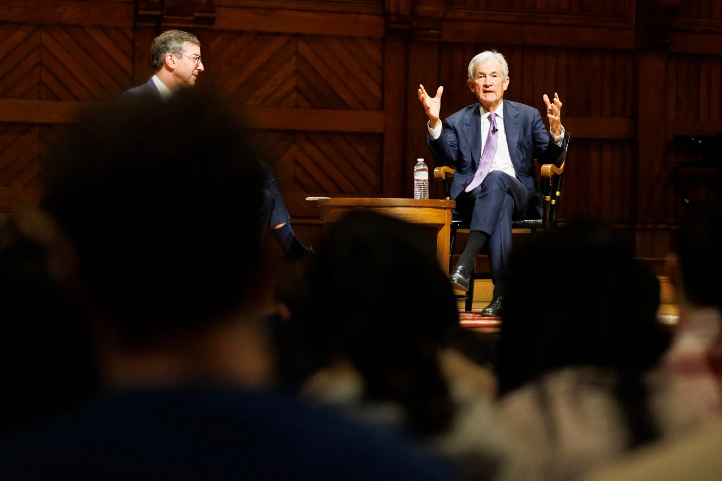 Jerome Powell Warns on U.S. Debt Path During Harvard Discussion